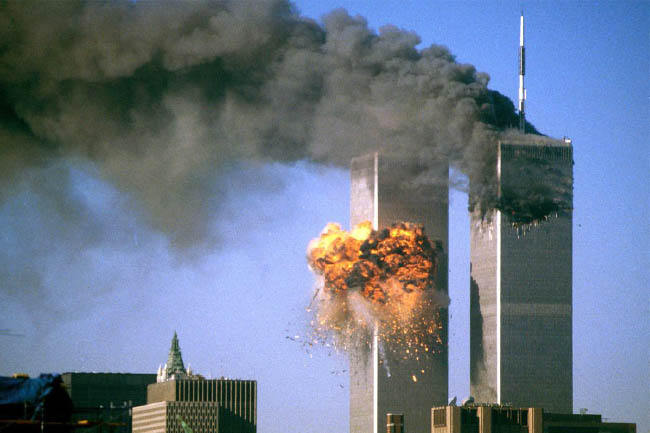 سال 2001 روز يازدهم سپتامبر: نابودي مرکز تجارت جهاني توسط تروريست هاي اسلام گرا و تغيير جهان براي هميشه